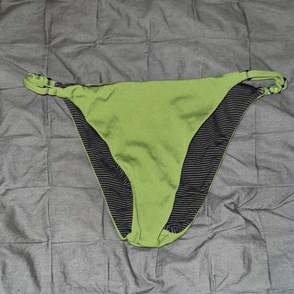 Acacia ribbed bottom L